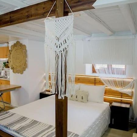 Yard- Family Retreat Apartment Corinth Bagian luar foto