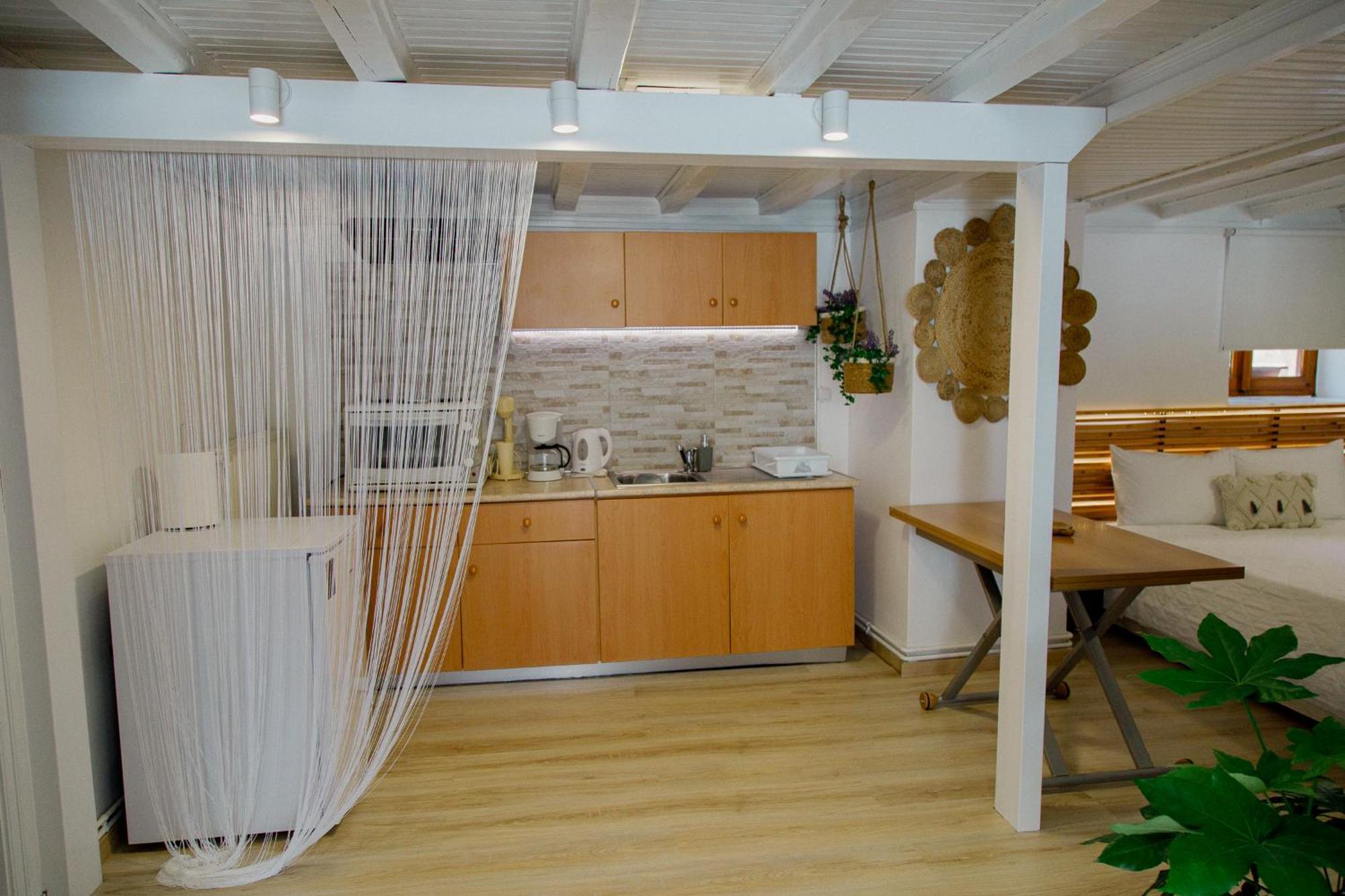 Yard- Family Retreat Apartment Corinth Bagian luar foto